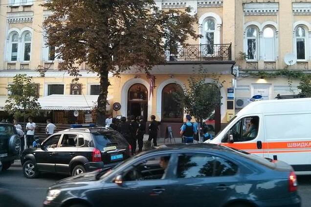 В Киеве вооруженные люди захватили ресторан и ранили милиционера