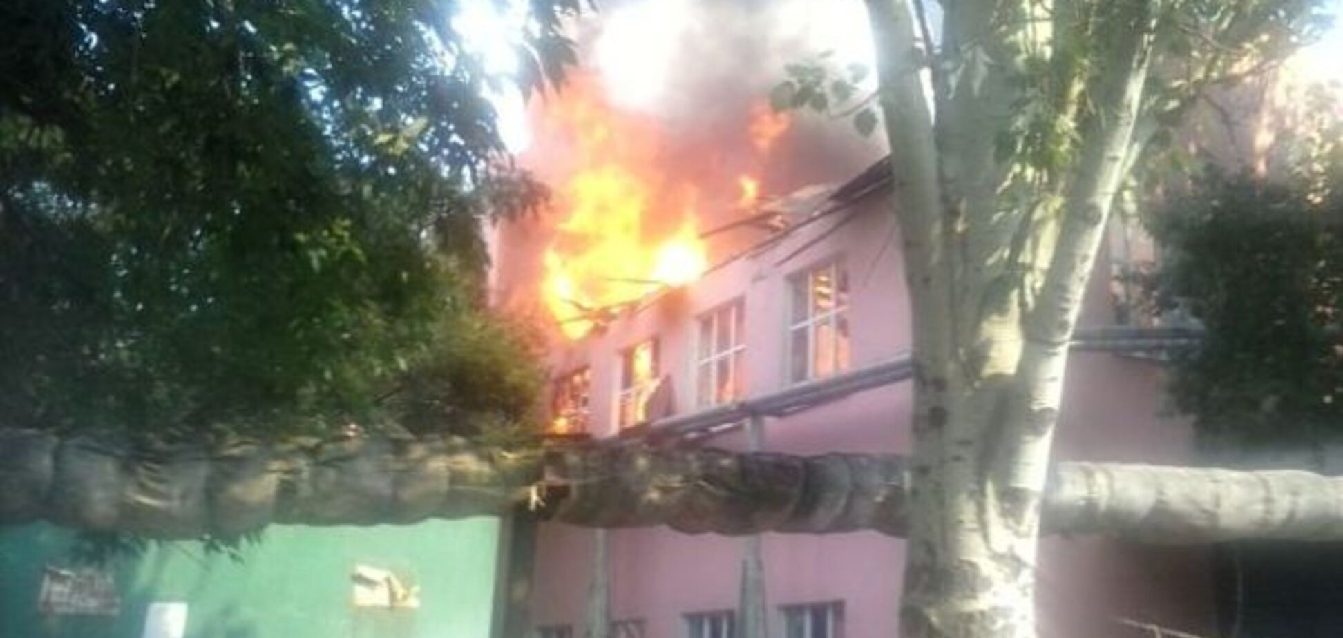В Луганске из-за обстрела выгорела школа и разрушена железнодорожная больница