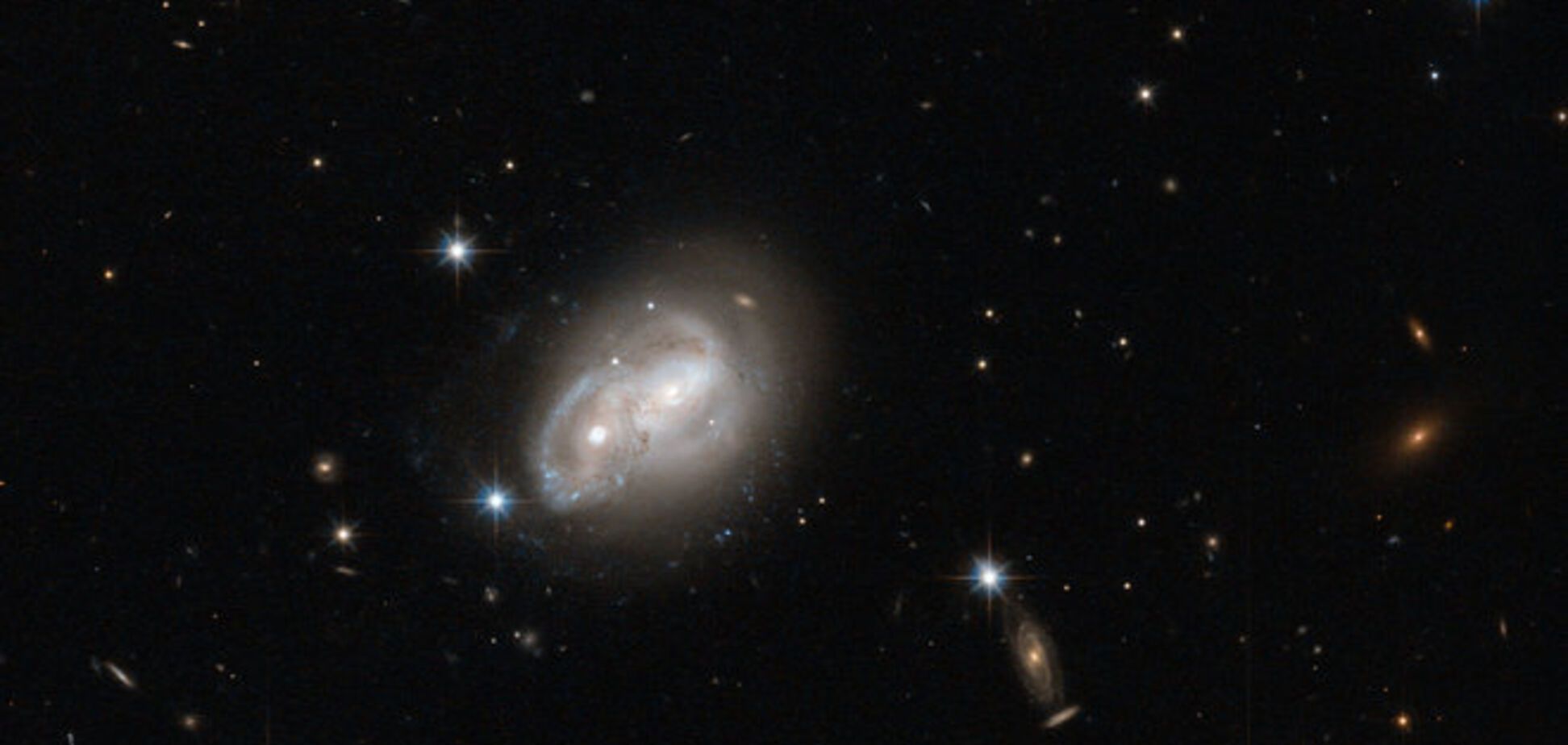 Телескоп 'Хаббл' заснял, как сталкиваются галактики