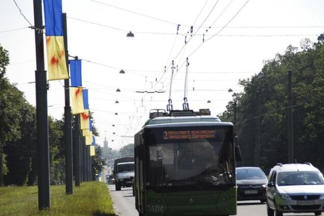 В Харькове неизвестные облили красной краской флаги Украины