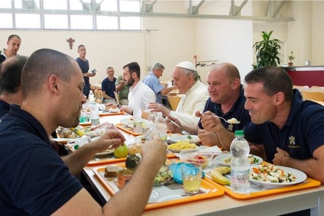 Папа Франциск выстоял очередь за обедом в столовой