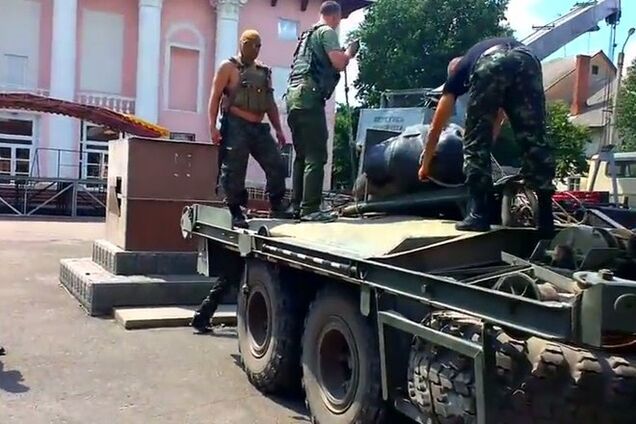 На Луганщине шахтеры и 'свободовцы' снесли очередной памятник Ленину