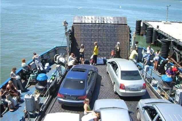 Из России в Крым на паром выстроились километровые очереди
