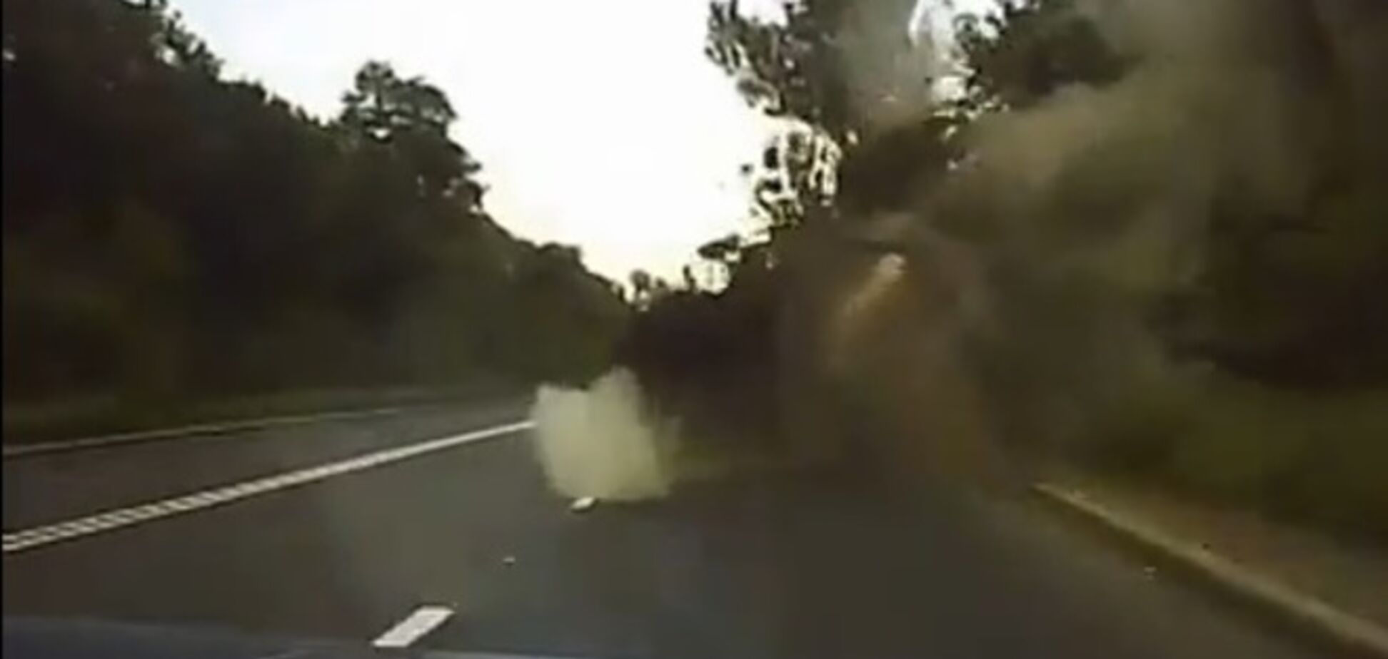 Житель Донецка снял на видео, как в его авто чуть не попал снаряд