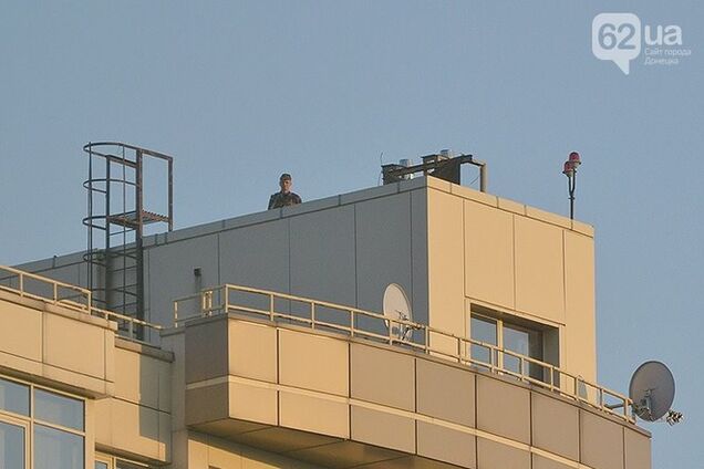 В Донецке террористы установили зенитку на крыше бизнес-центра