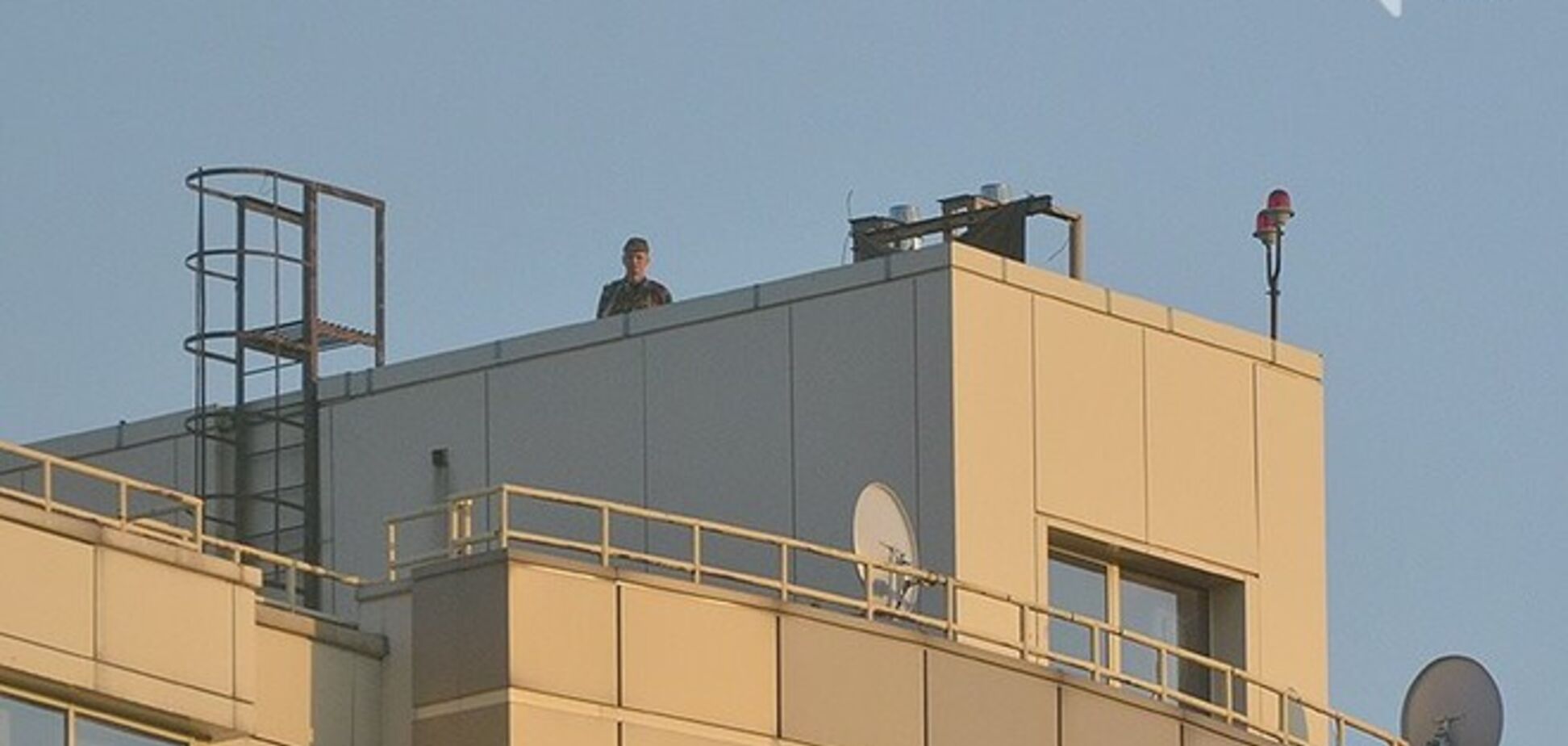 В Донецке террористы установили зенитку на крыше бизнес-центра