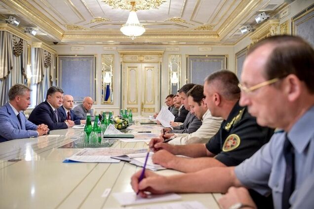 Порошенко предложил отправлять в зону АТО военкомов