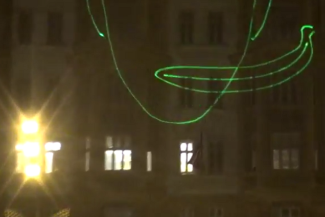 В центре Москвы появилось лазерное шоу Обамы с бананом