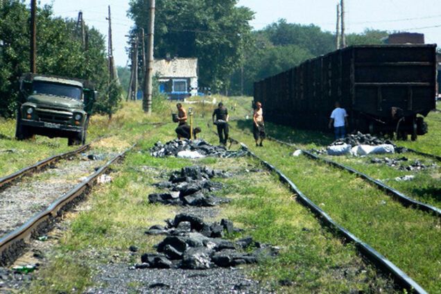Боевики украли у Ахметова более 50 вагонов с углем