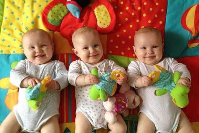 Родители различают своих дочек-тройняшек по педикюру