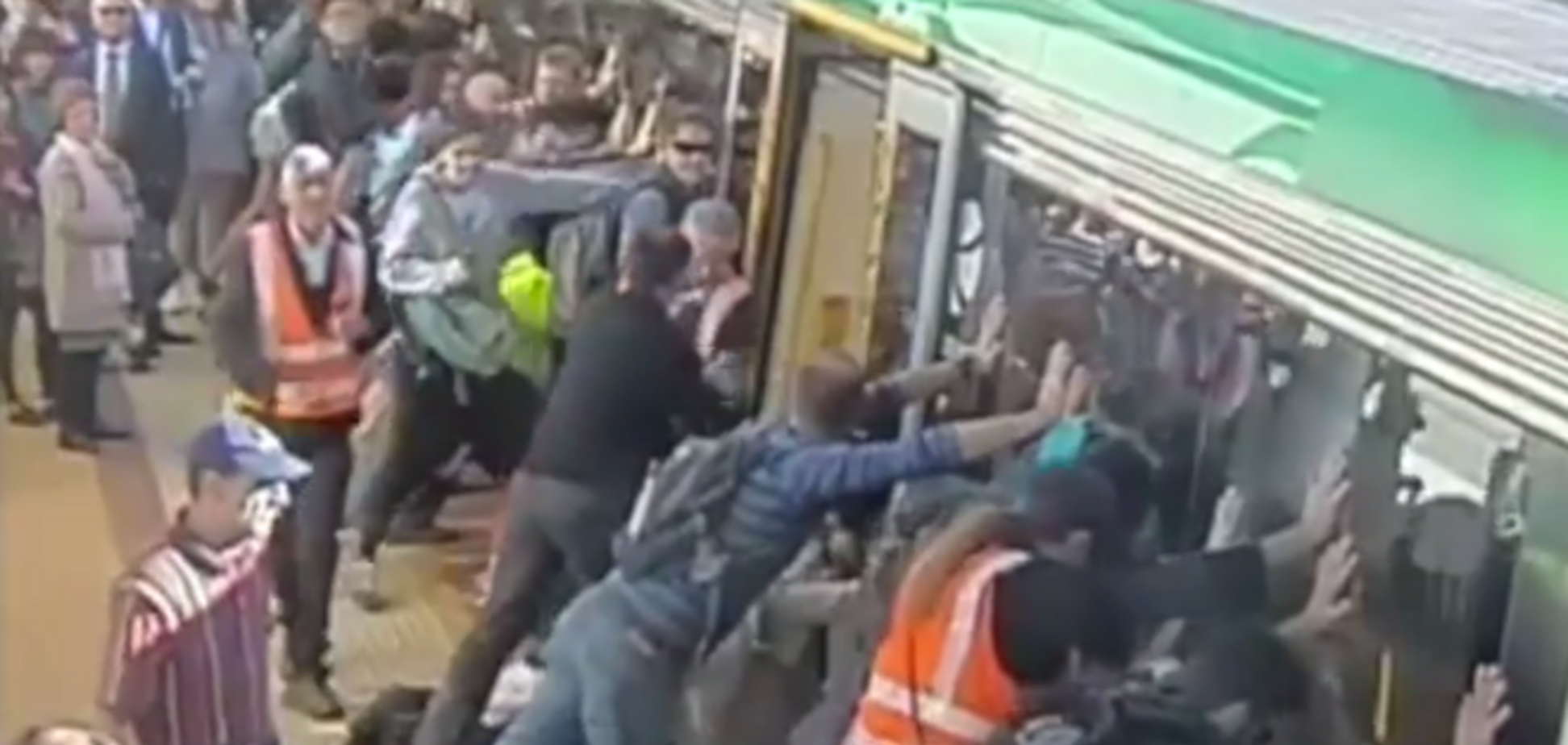 Австралийцы наклонили поезд для спасения застрявшего человека