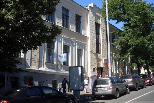 В Киеве несколько десятков неизвестных захватили клинику