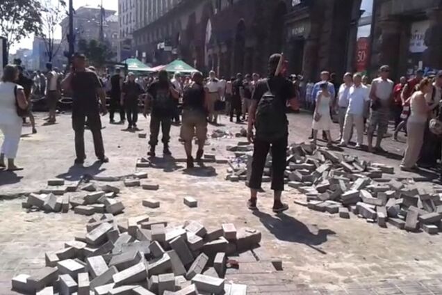 Майдановцы разобрали на Крещатике часть брусчатки