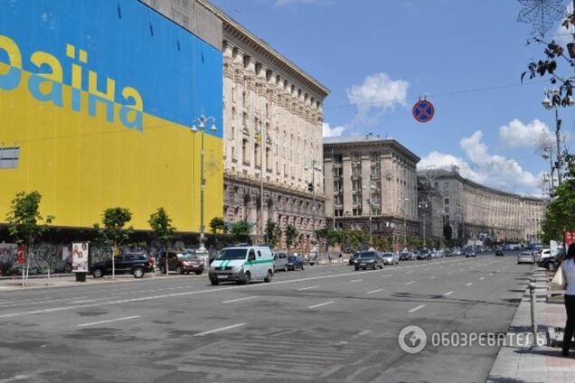 Здание КГГА захватили вооруженные люди в камуфляжах