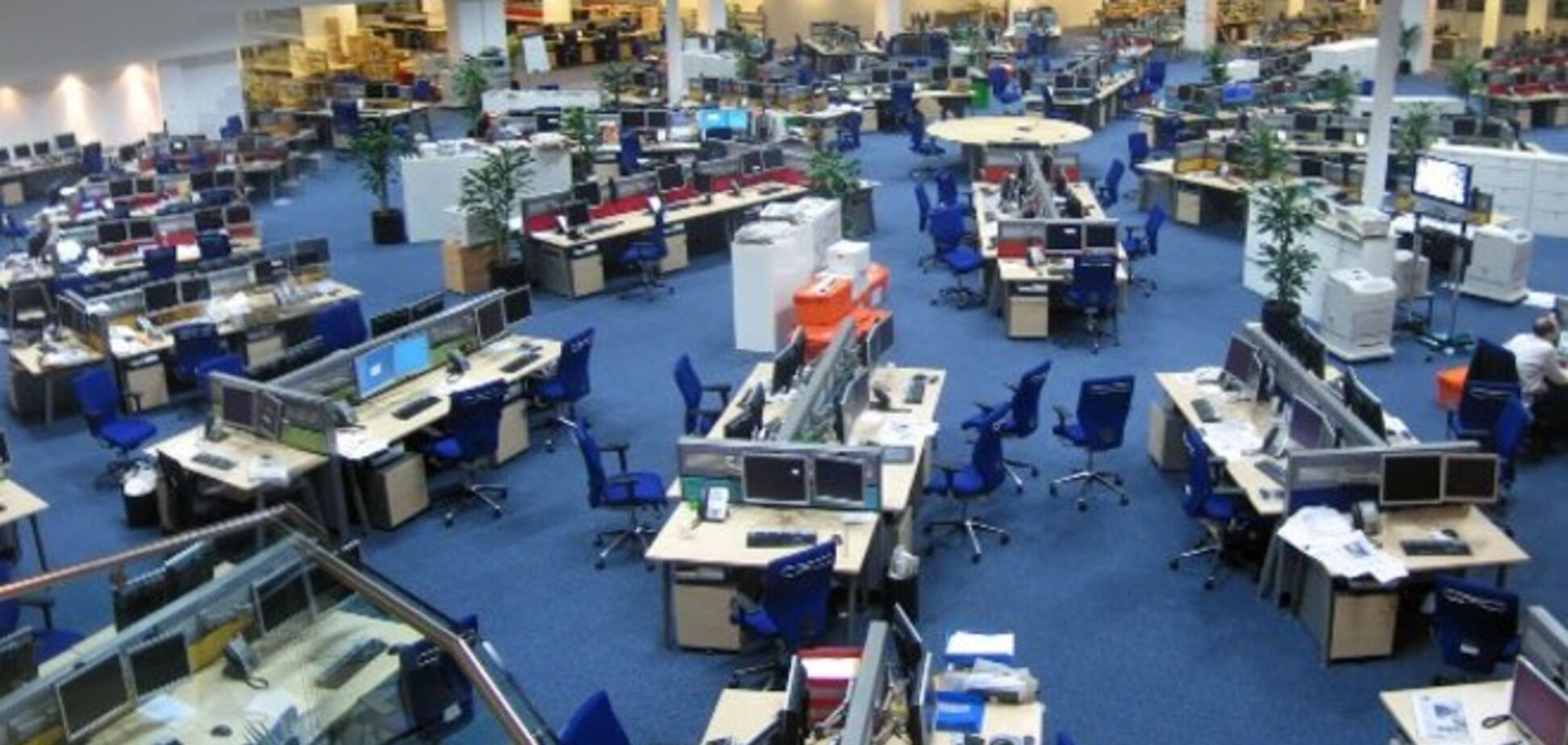 Секреты работы в open space офисе: почему в офисе нужен аэрохоккей