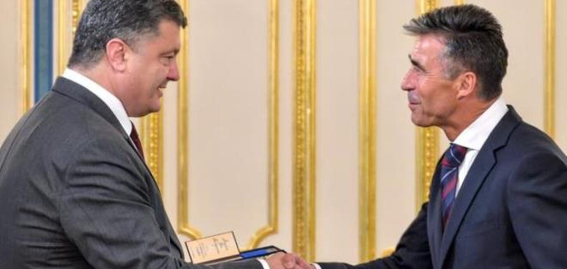 Порошенко наградил генсека НАТО орденом Свободы