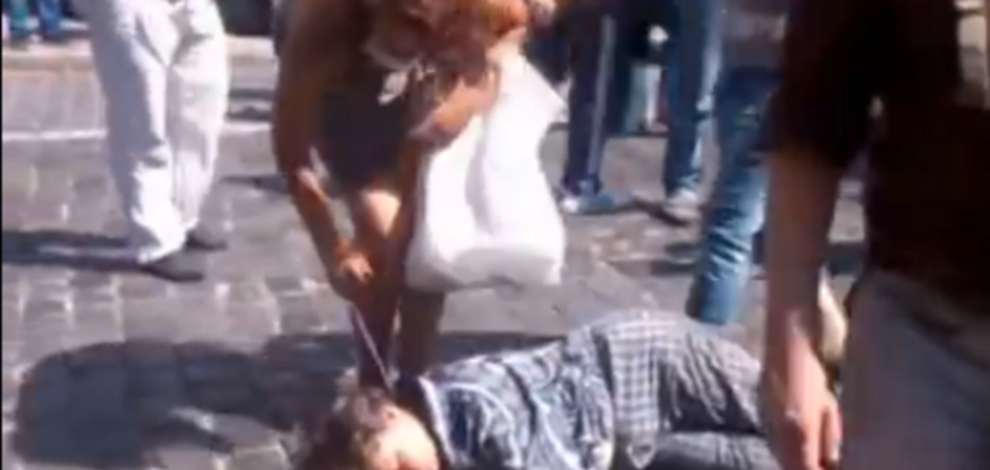 Активисты Майдана сорвали украшения с потерявшей сознание женщины 