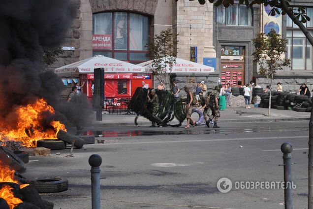 Майданівці закидують комунальників камінням і готують 'коктейлі Молотова'