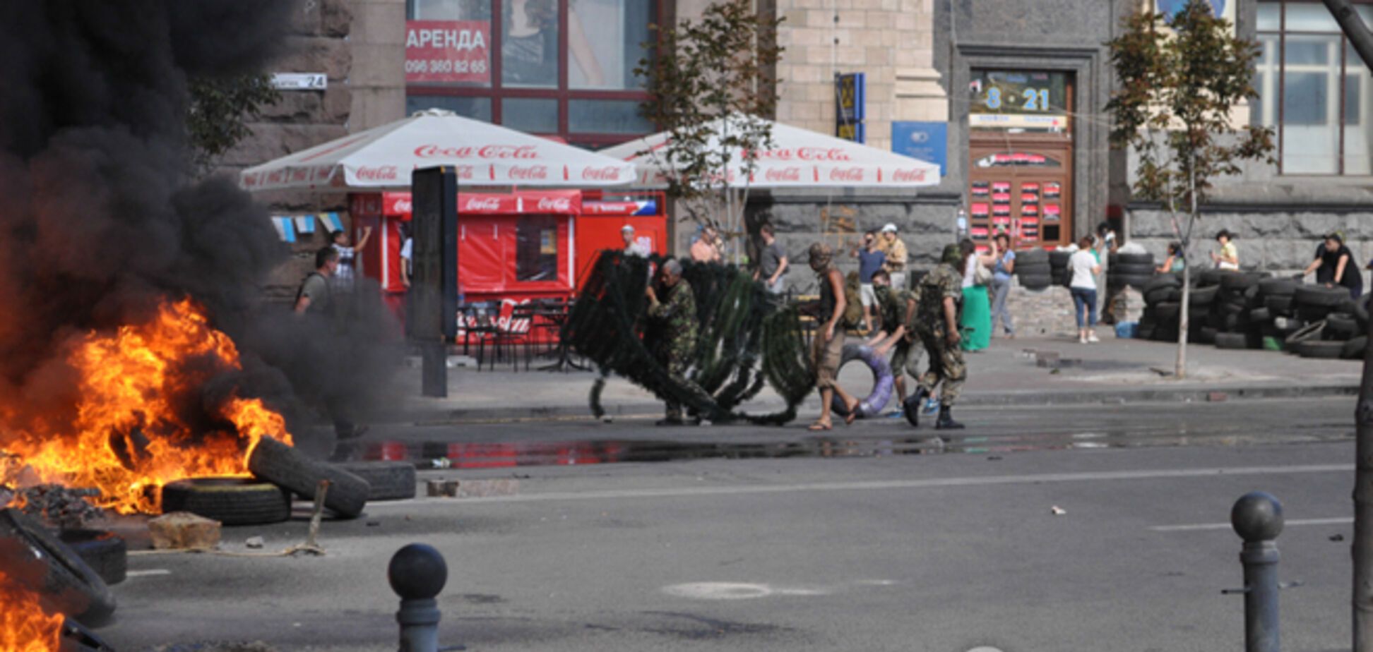 Майданівці закидують комунальників камінням і готують 'коктейлі Молотова'