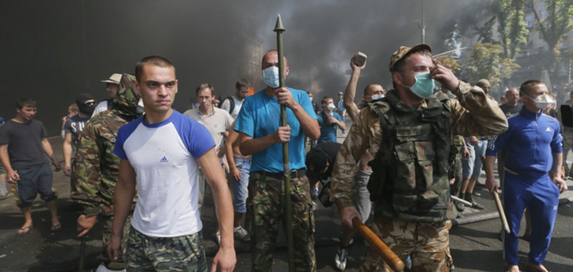На Майдане люди с оружием приготовились к штурму и возвели новые беррикады