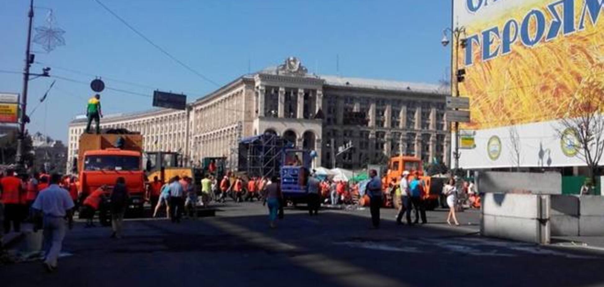 Коммунальщики начали разбирать баррикады на Майдане