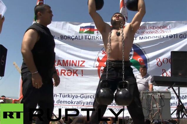 Азербайджанский силач глазами поднял две пудовые гири