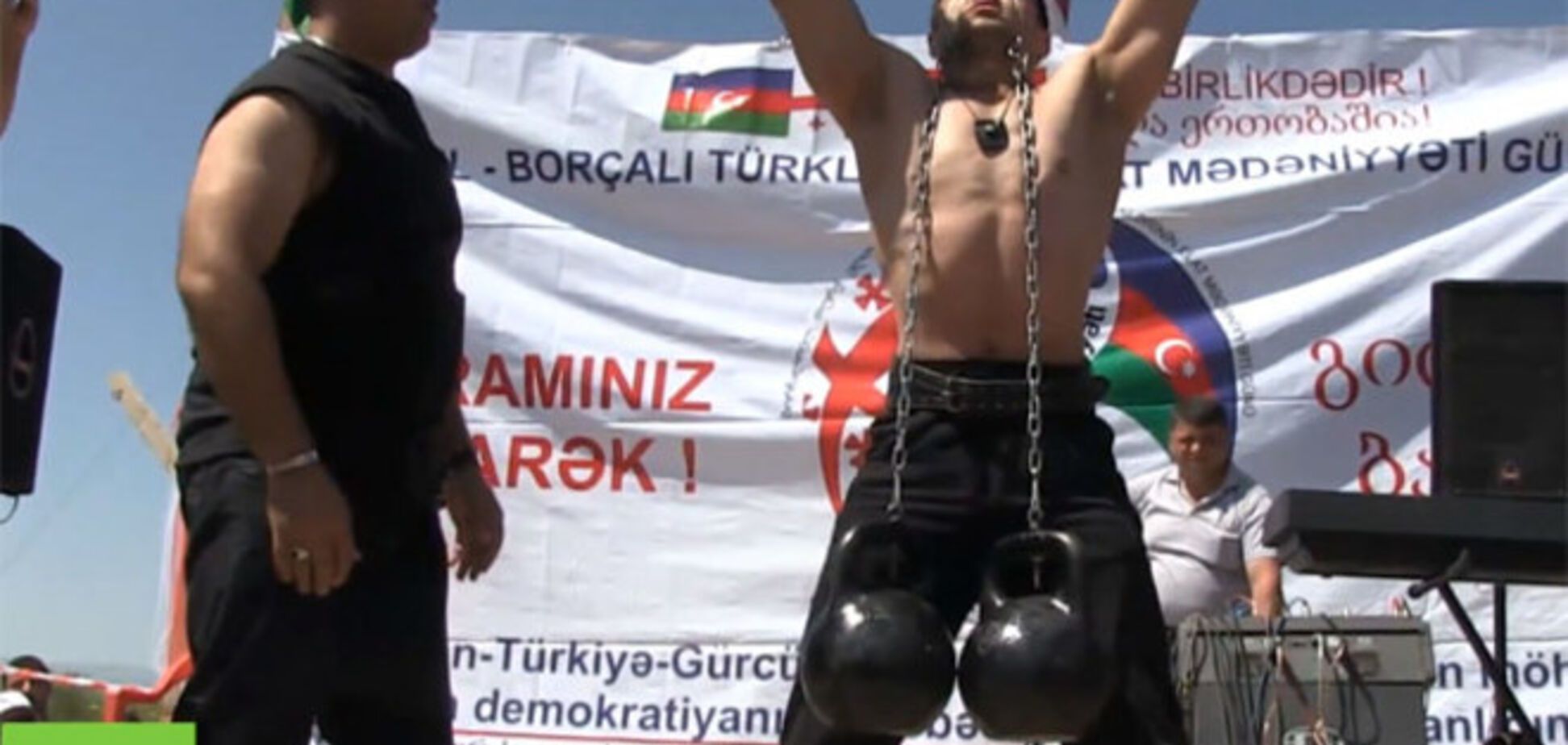 Азербайджанский силач глазами поднял две пудовые гири