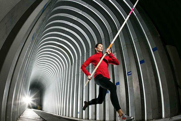 У Олимпийской чемпионки во время прыжка сломался шест