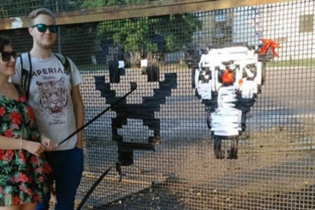 В Киеве появились 'вышивки' на заборах