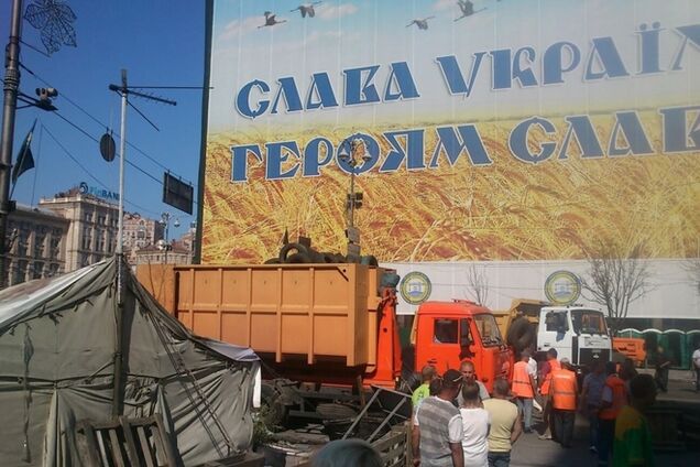 Коммунальщики возобновили разборку баррикад на Майдане