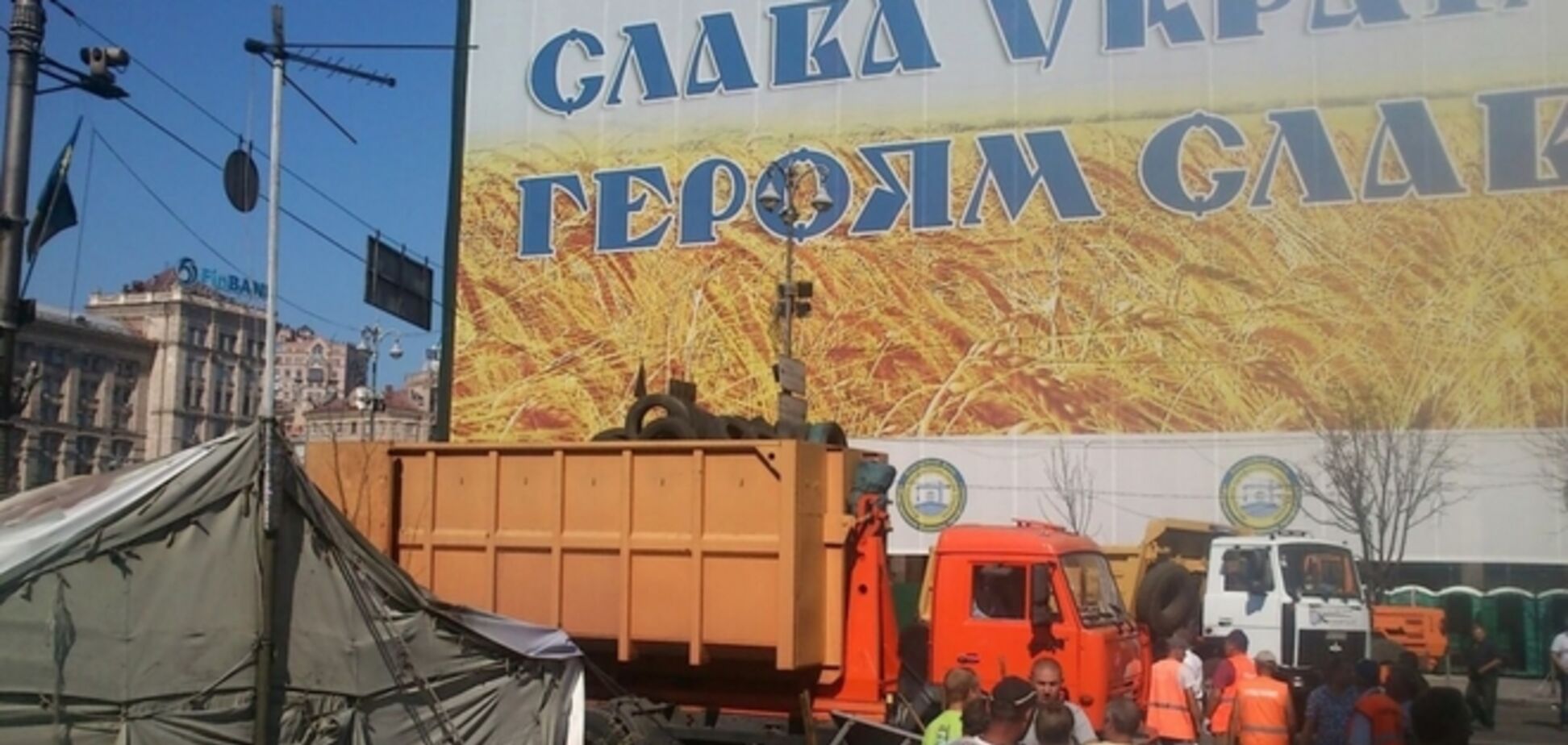 Коммунальщики возобновили разборку баррикад на Майдане