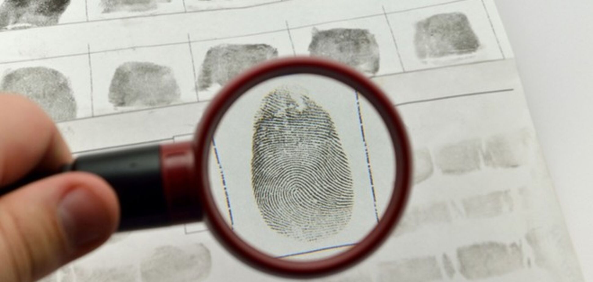 Порошенко подписал закон о внесении данных об отпечатках пальцев в биометрические паспорта