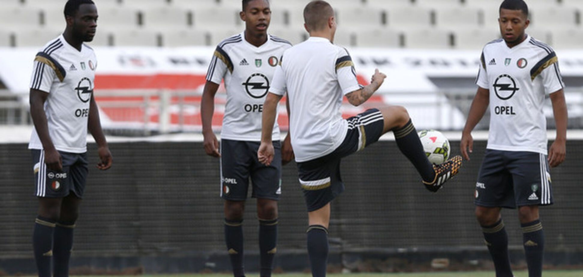 'Фейеноорду' предлагают играть против луганской 'Зари' в бронежилетах