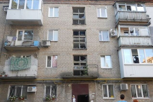 В Донецке боевики обстреляли многоэтажки, осколки снаряда попали в маршрутку с пассажирами
