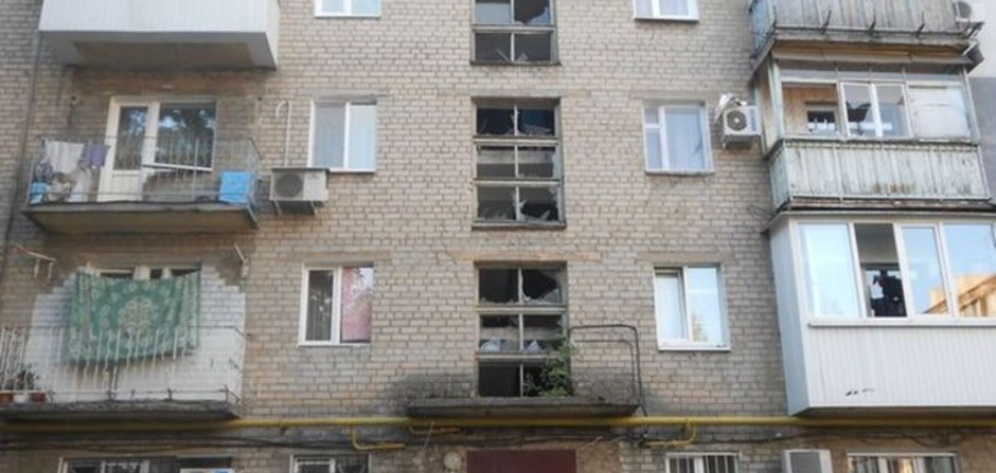 В Донецке боевики обстреляли многоэтажки, осколки снаряда попали в маршрутку с пассажирами