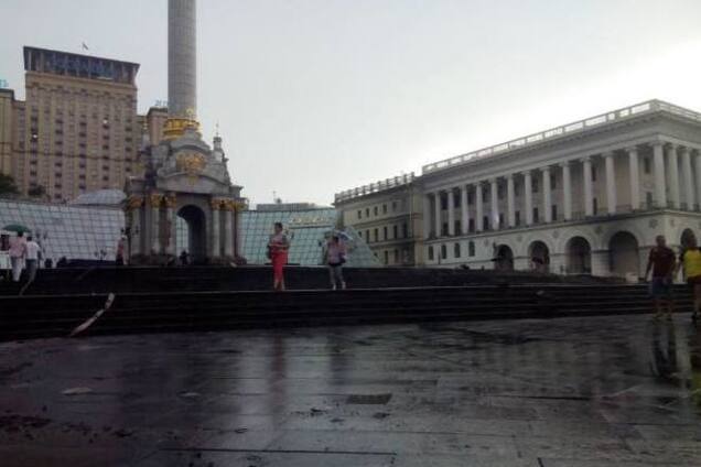 По состоянию на 18:00 елку на Майдане Незалежности не разбирали