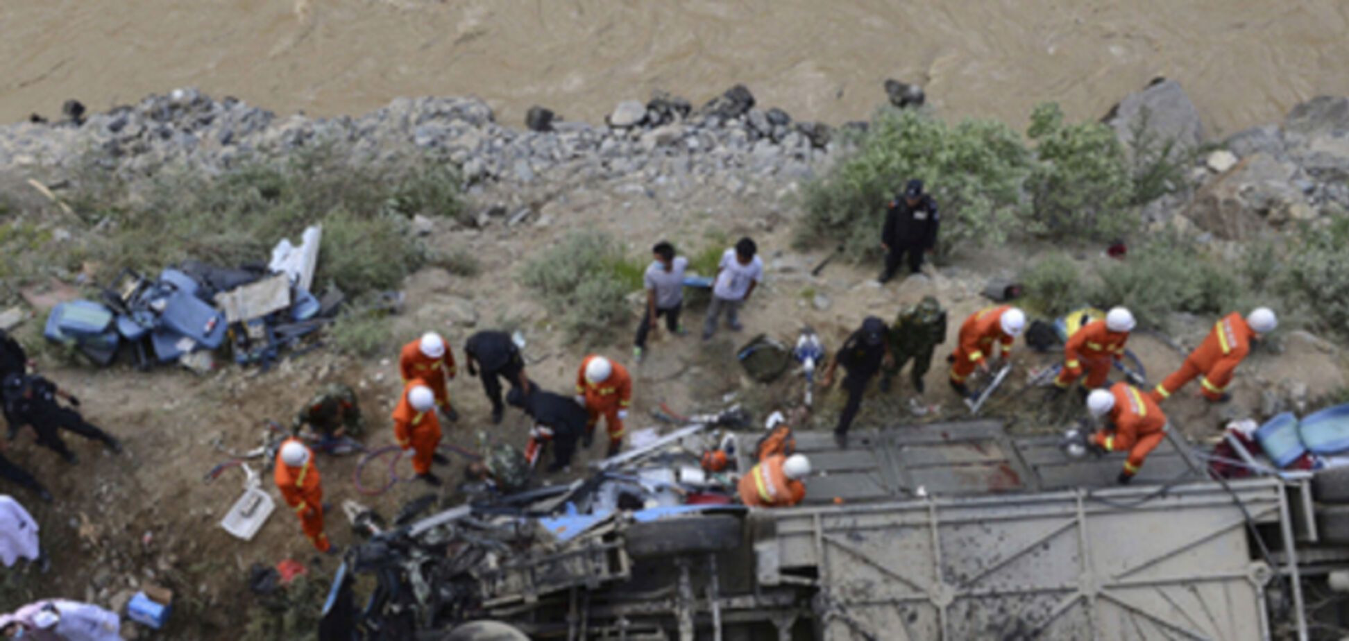 Более 40 человек погибли из-за падения туристического автобуса в пропасть