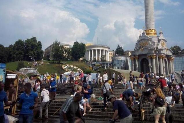 У стелы на Майдане сгорела половина палаток, остальные продолжили разбирать киевляне