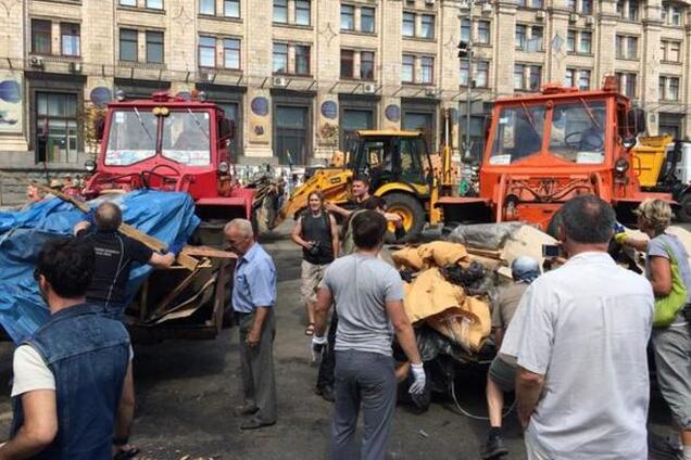 Тысячи киевлян вышли на Майдан убирать палатки и баррикады