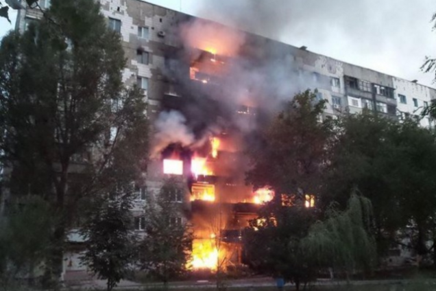 У Шахтарську після обстрілу терористами спалені вщент житлові будинки і держустанови