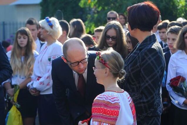 Дочь Яценюка на линейку нарядилась в вышиванку и веночек