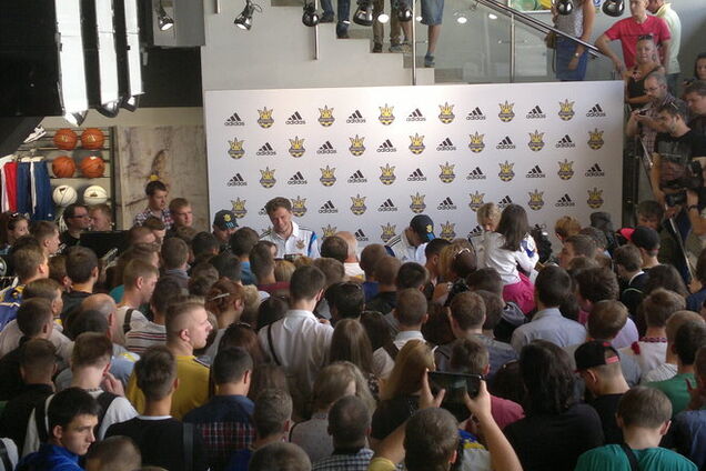 Автограф-сессия футболистов сборной Украины вызвала огромный ажиотаж в Киеве