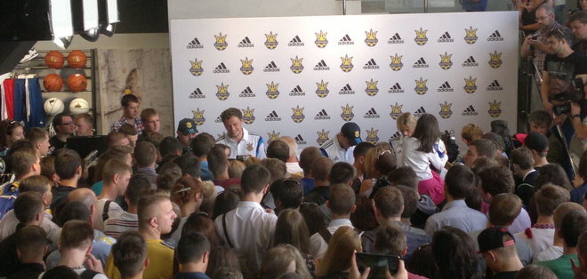 Автограф-сессия футболистов сборной Украины вызвала огромный ажиотаж в Киеве