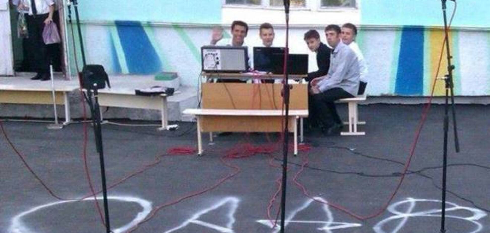 В Крыму возле школы дети мелом написали 'Слава Украине!'