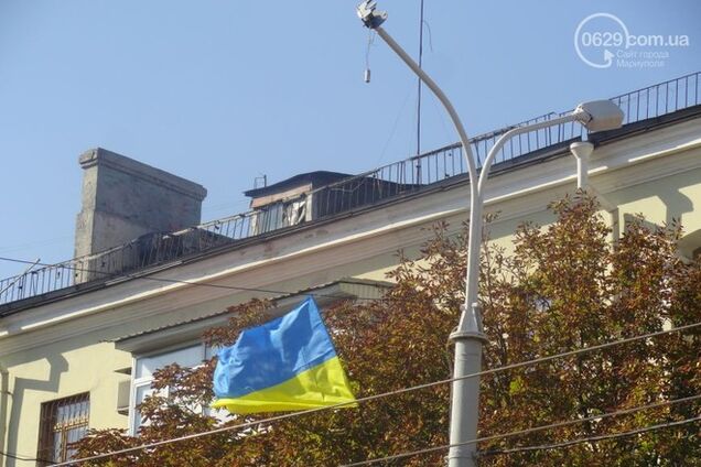 Мариуполь не сдается: весь проспект украсили новыми флагами Украины