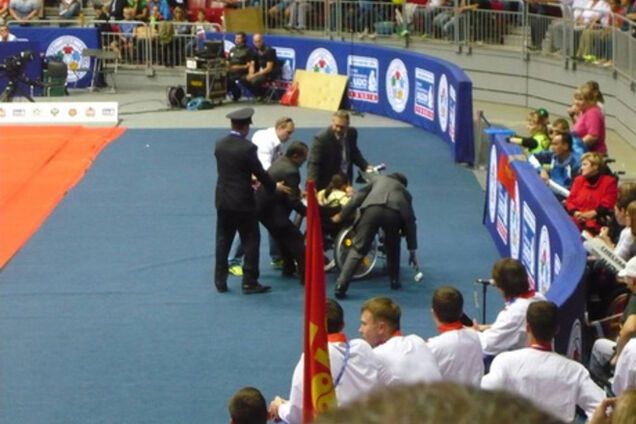 Охранники Путина вывихнули руку девушке в инвалидной коляске