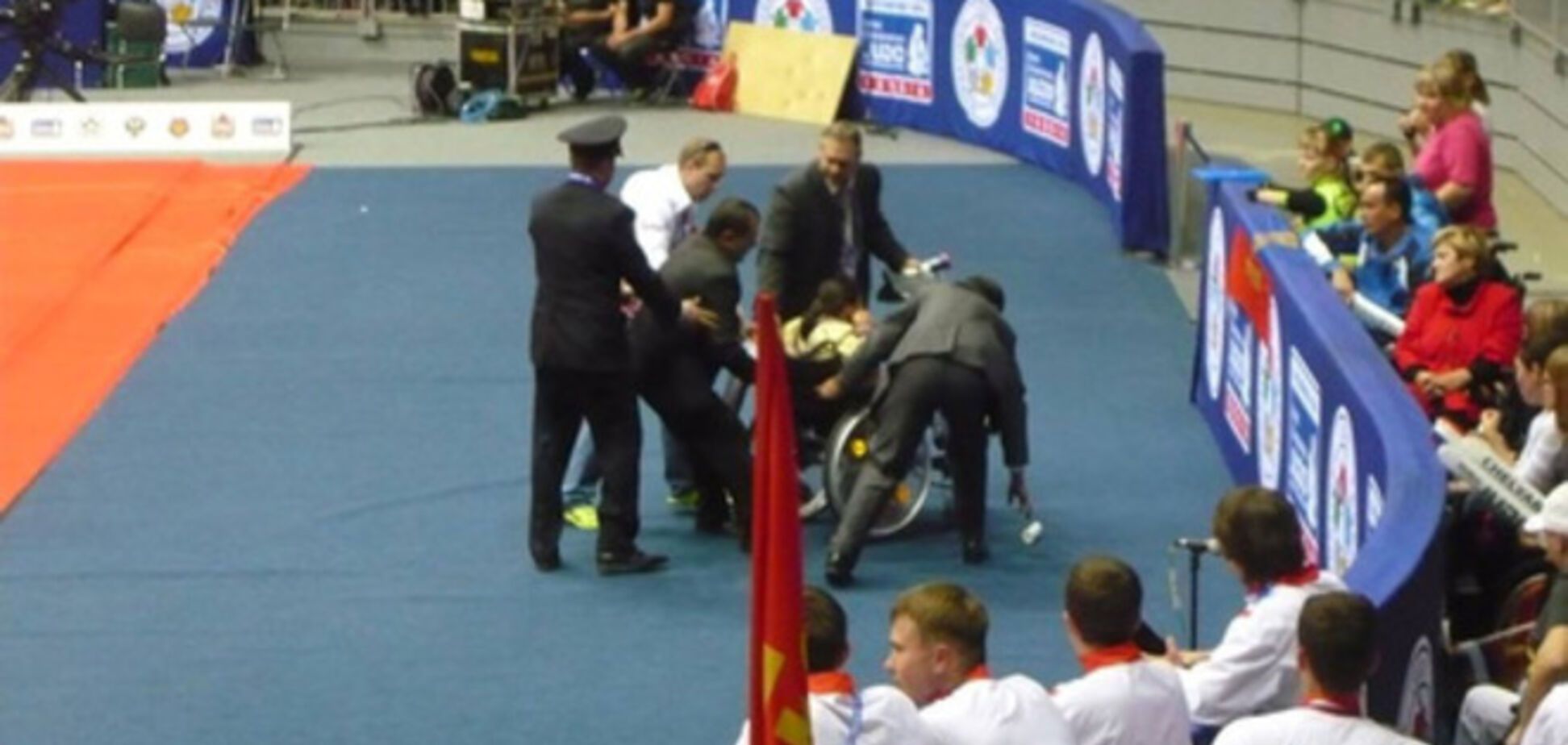 Охранники Путина вывихнули руку девушке в инвалидной коляске