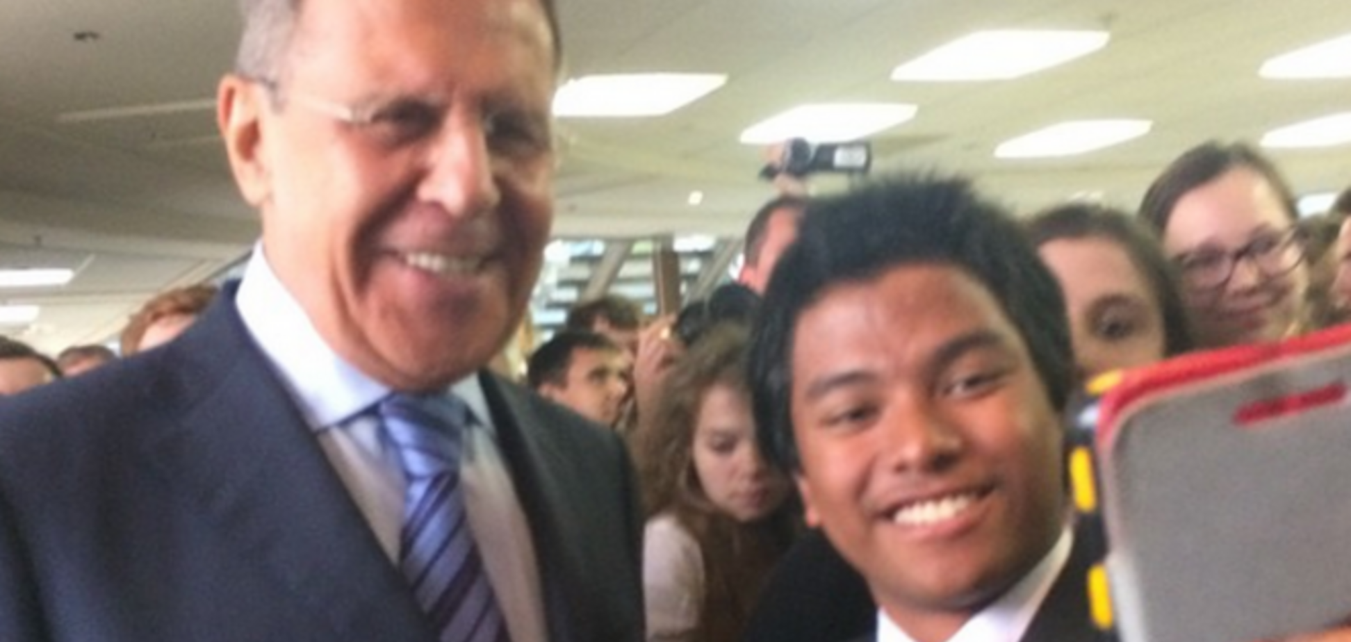 Лавров сделал селфи с малазийским студентом