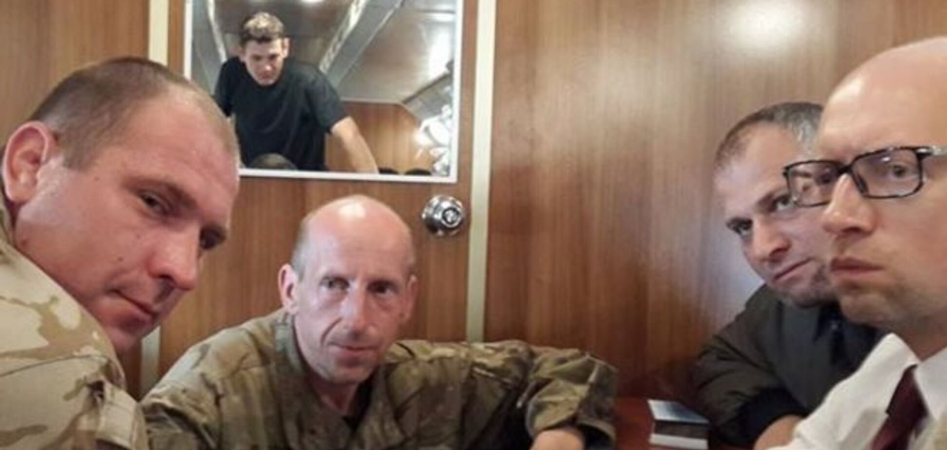 Вышедший из окружения боец: я только обниму жену, заживет рана – и назад