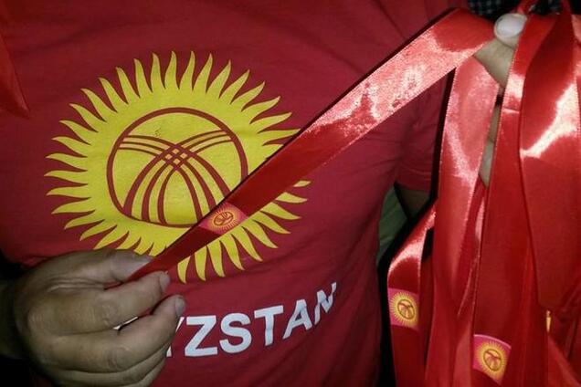 У Киргизстані затримали активістів за роздачу стрічок у вигляді прапора з нагоди Дня незалежності